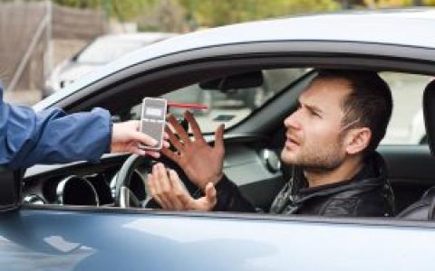 На водія склали протокол за ст. 130, але огляд проводити не стали, пославшись на комендантську годину: що вирішив суд
