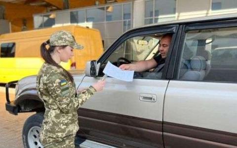 Виїзд за кордон через систему "Шлях": юрист пояснила, хто і як може отримати дозвіл?