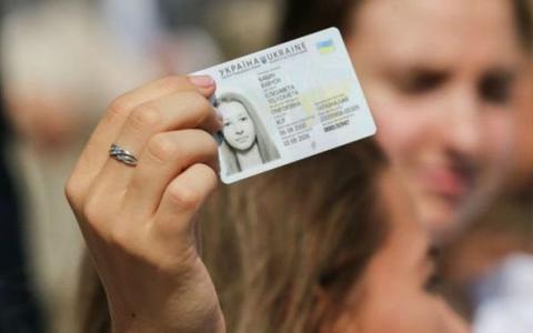 Українці, яким виповнилось 14 років, можуть оформити ID-паспорт у Польщі