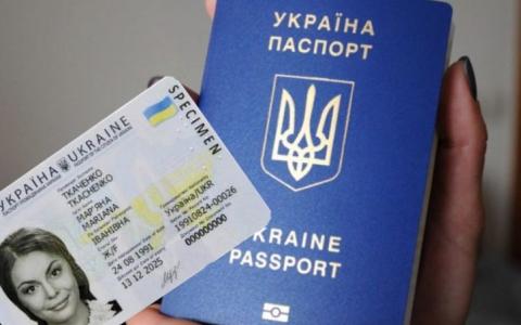 В Україні частину закордонних паспортів визнали недійсними: роз'яснення Державної міграційної служби