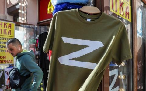 В Німеччині чоловіка, який носив футболку з символом "Z", суд зобов'язав перерахувати 1500 евро на допомогу Україні