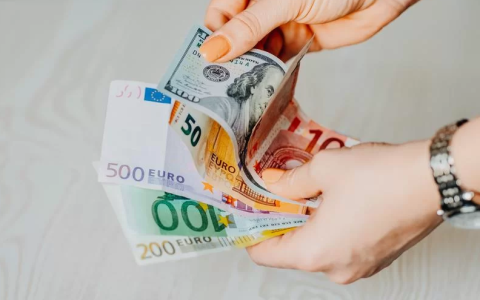 Як українцям платити податки за кордоном?