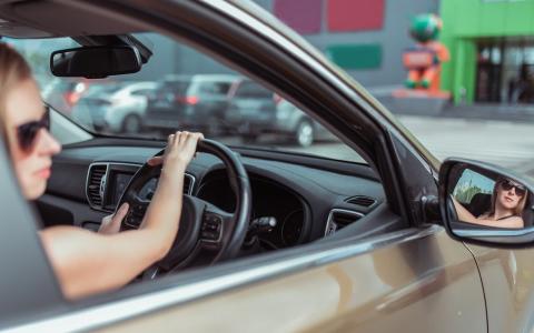 В Україні пропонують дозволити авто з правим кермом: зареєстровано законопроект