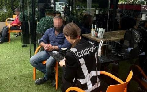 Адвоката та співробітника військової адміністрації затримали за допомогу у виїзді чоловіків за кордон
