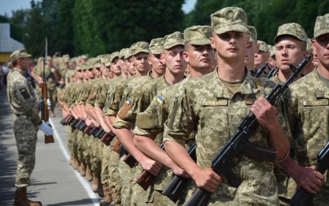  Хто з українців має право проходити військову службу лише за місце проживання?
