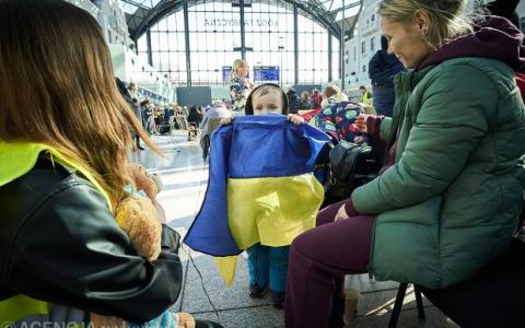 Українців у Польщі почали позбавляти статусу біженців та відповідних пільг