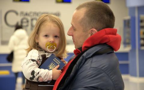 Як оформити дитині український закордонний паспорт, якщо вона народилась за кордоном: коротка інструкція
