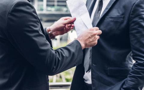 Зарплати у конвертах: податкова обіцяє велики штрафи роботодавцям