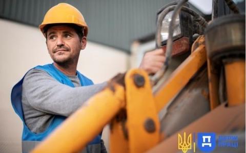  Які основні вимоги з охорони праці при експлуатації навантажувачів? 