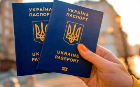 Українці можуть оформити паспорт за кордоном: список країн і міст