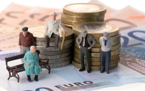 Українці за кордоном можуть подати заяву на призначення або поновлення пенсії віддалено: інфографіка від Мінреінтеграції