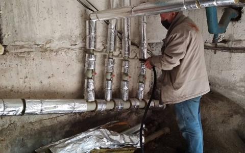 Хто відповідальний за прорив трубопроводу центрального опалення на горищі будинку?