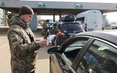 «ЗНЯТИЙ З ВІЙСЬКОВОГО ОБЛІКУ»: чи допоможе ця відмітка перетнути кордон?