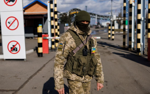 Військові можуть виїзджати за кордон під час дії воєнного стану: важливі деталі