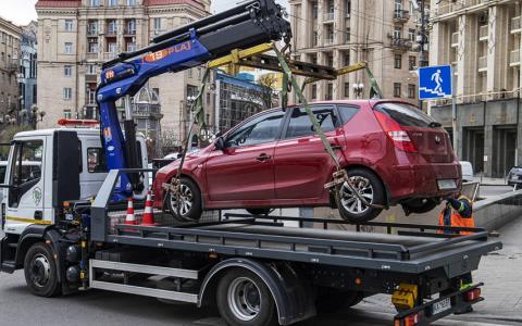 В Україні хочуть заборонити інспекторам з паркування примусову евакуацію авто: але є один нюанс