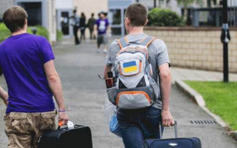 В Україні підліткам можуть заборонити самостійно виїжджати за кордон: законопроект