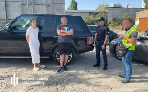 Викрито подружжя, яке продавало військовим безплатно отримані за кордоном автівки - ДБР