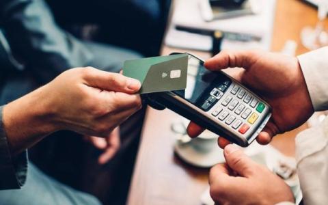 Чи поширюються готівкові обмеження на розрахунки банківською картою?