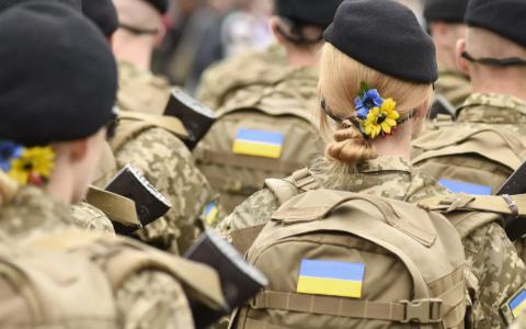 Жінки яких спеціальностей та професій повинні стати на військовий облік: повний список