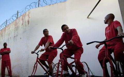 В Україні пропонують залучити ув'язнених до вироблення електроенергії, крутячи педалі велосипеда