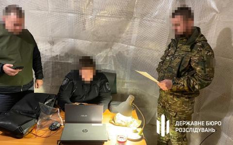 Начальник військової частини відправив підлеглих ремонтувати свій будинок й нараховував їм бойові