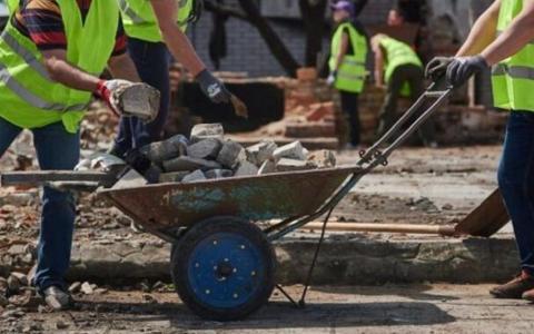 "Армія відновлення": Уряд збільшив оплату до більш ніж 10 тис грн  за виконання суспільно корисних робіт