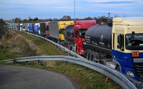 Словацькі перевізники розпочали блокування кордону з Україною - МВС