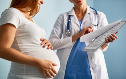 Чи можна отримати допомогу у зв'язку з вагітністю та пологами, перебуваючи у відпустці по догляду за старшою дитиною?