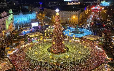 Рада оборони Києва погодила встановлення новорічної ялинки та проведення масових заходів