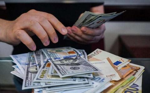 Банки та обмінники можуть безлімітно продавати готівкові долари і євро українцям - рішення НБУ