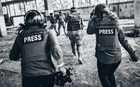 Журналісти на війні: які гарантії мають журналісти-фрілансери, які працюють у зоні бойових дій?