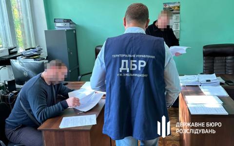 Правоохоронець та адвокат з Хмельниччини підробляли документи для ухилянтів: ДБР направили матеріали до суду