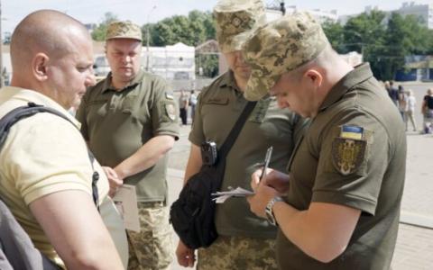 У районному ТЦК м. Києва відповіли чи можуть їх працівники затримувати людей на вулицях?