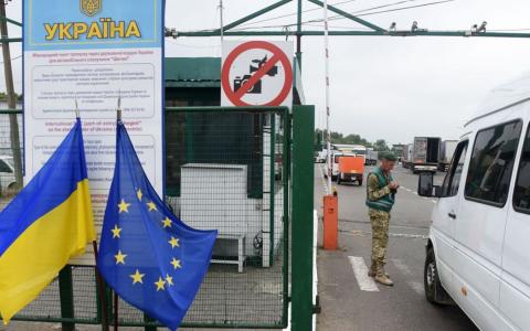 Шахраї в соцмережах пропонують українцям "допомогу" у виїзді за кордон - як не втратити кошти розповіли в Нацполіції