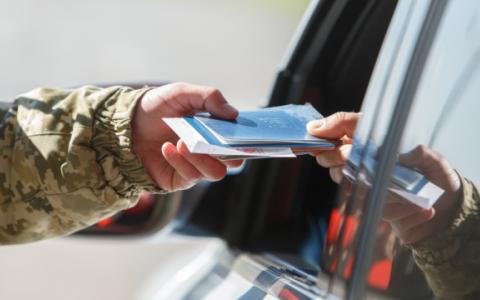 Що варто знати про пред'явлення військового квитка на кордоні: останні новини