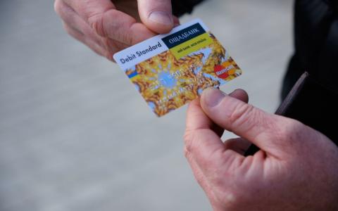 Термін дії всіх платіжних карток Ощадбанку продовжено до кінця вересня