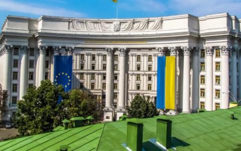 Обмеження на надання консульських послуг українським чоловікам за кордоном: у МЗС надали роз'яснення