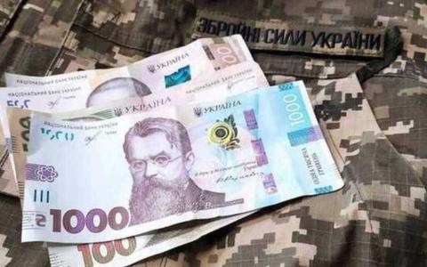 Військовим оновили виплати: у Міноборони розповіли, скільки отримуватимуть захисники на фронті