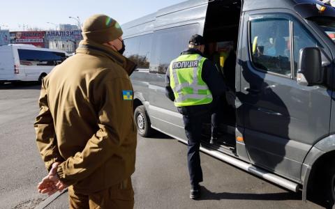 Як поліція допомагає ТЦК розшукувати та доставляти до військкоматів "ухилянтів", що перебувають у розшуку