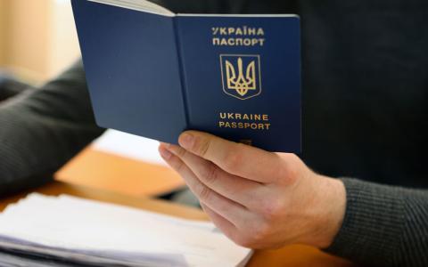 Кабмін заборонив пересилання за кордон паспортів для чоловіків призовного віку