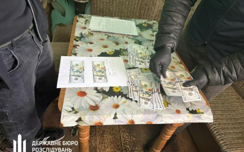 Прикордонниця за $9000 обіцяла переправити військовозобов’язаного за кордон - її затримано та повідомлено підозру