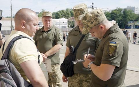 Все про вручення повісток в Україні: хто і де може вручати та які документи повинні пред’явити уповноваженні особи