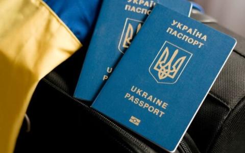 МЗС відновлює надання консульських послуг для чоловіків за кордоном але є нюанс