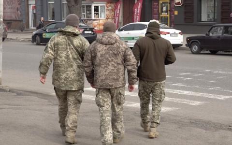 Чоловік у Дніпрі знімав для ТікТок вручення повісток працівниками ТЦК: за рішенням суду він ледь не потрапив за грати