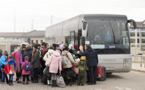 Сім'ї з дітьми з вразливих категорій, які евакуюються з прифронтових територій Харківщини і Сумщини, отримають 10 800 грн на одну особу