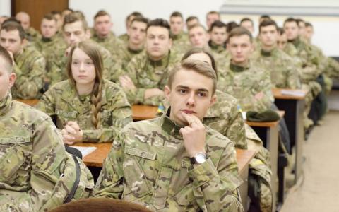 Студентів-чоловіків, які відмовляться проходити базову військову підготовку, будуть відраховувати
