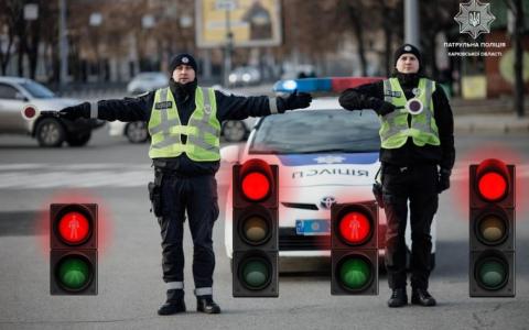 До уваги водіїв: як читати жести регулювальників на дорозі?