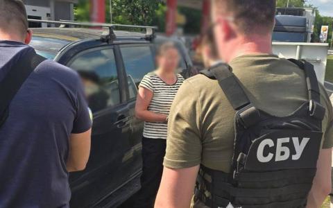 У Києві затримали адвокатку, яка підбурювала клієнта надати $30 тис слідчому в обмін на зняття чоловіка з розшуку