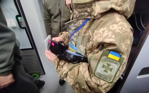 В ДПСУ розповіли хто зможе виїхати за кордон з електронним військовим квитком