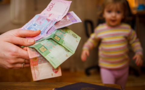 Батьки, які самостійно виховують дитину, можуть розраховувати на соціальну підтримку з боку держави